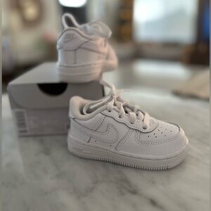Nike Air Force 1 LE Toddler/Walker Lace Up Shoes in White - US 5